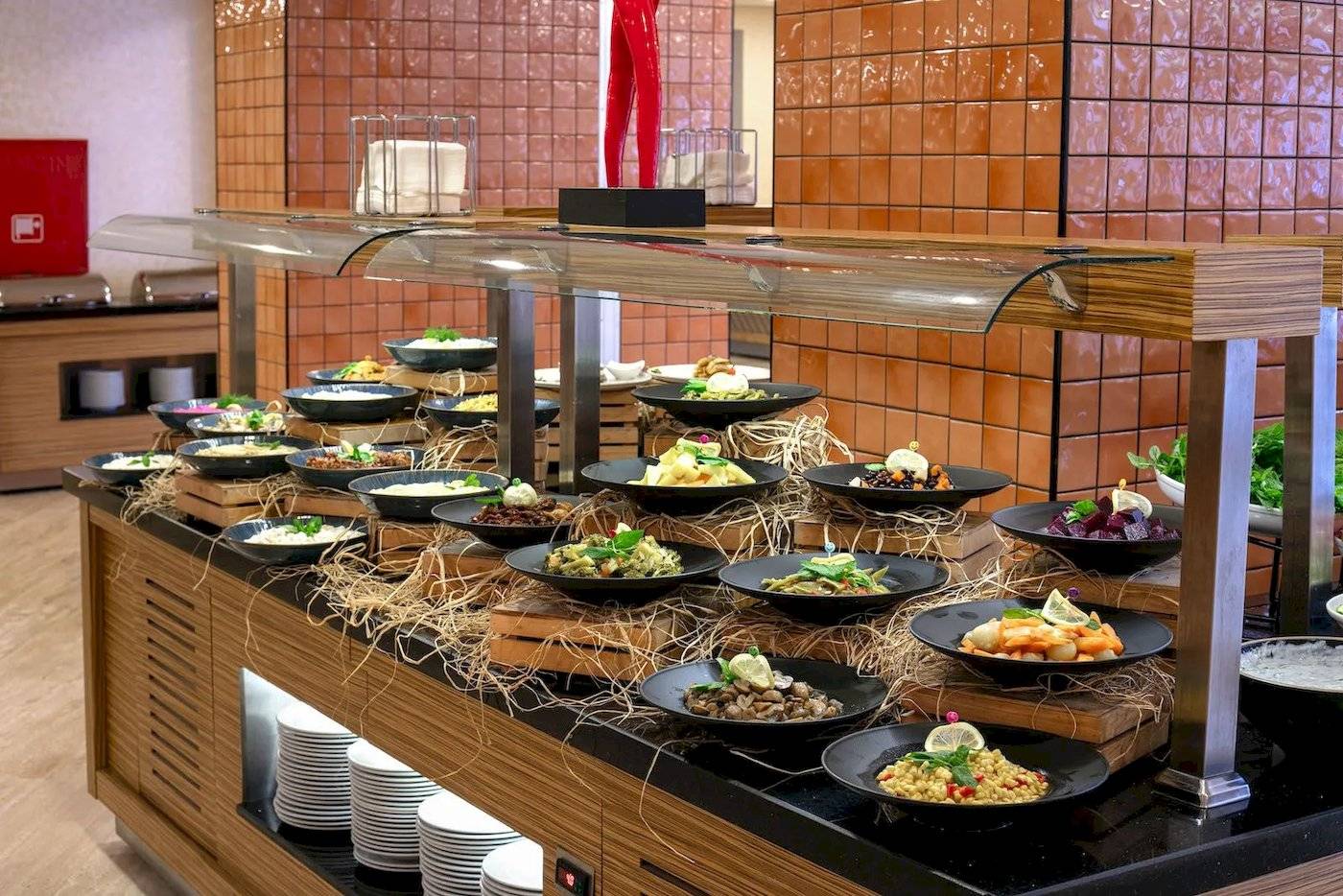 Buffet-Tisch im Megasaray Resort Side mit verschiedenen Gerichten.