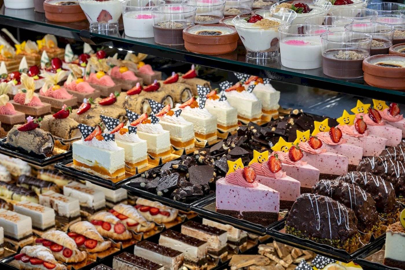 Megasaray Resort Side präsentiert eine Auswahl an Desserts in einem Display.