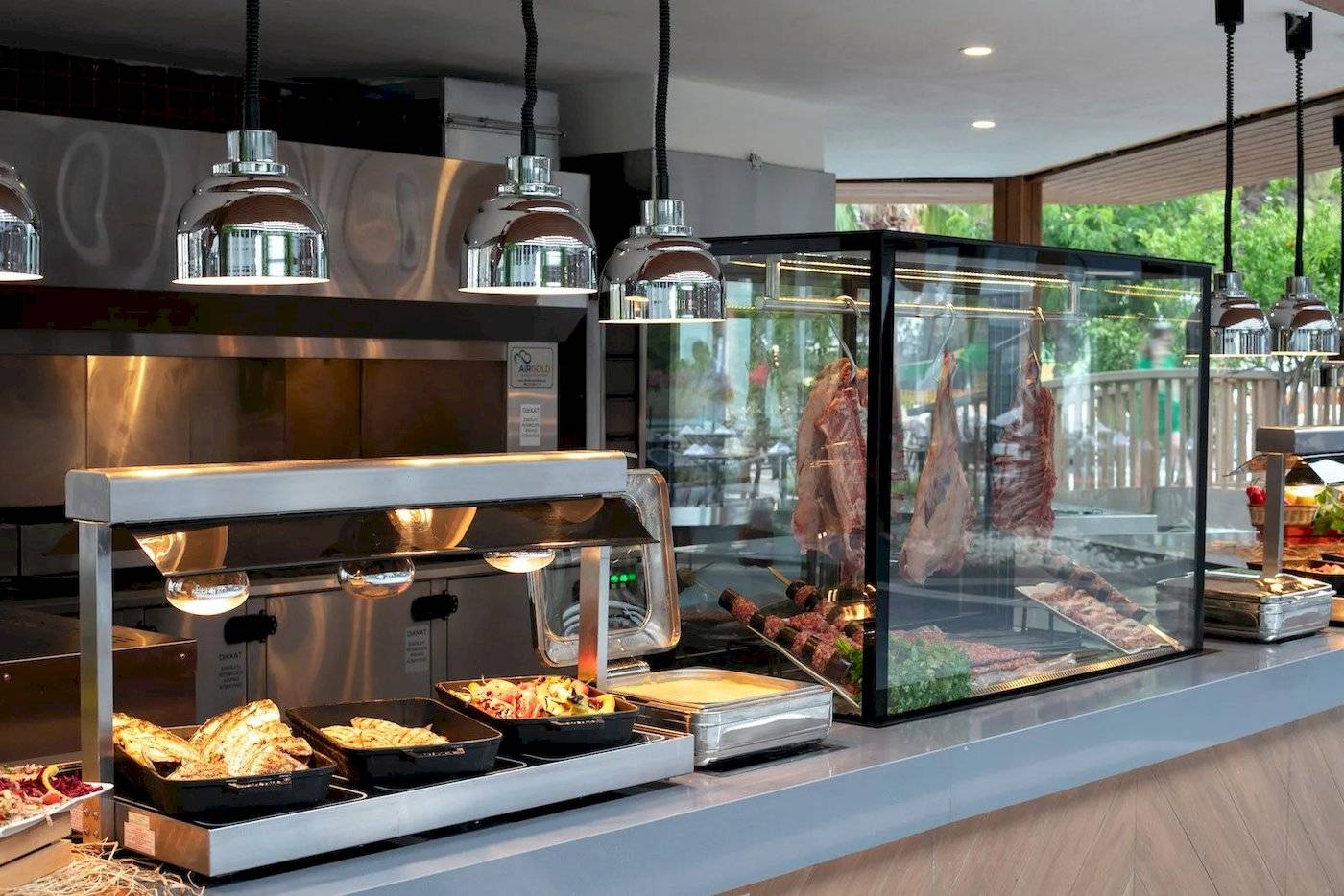Buffetbereich im Megasaray Resort Side mit verschiedenen Speisen und Fleischtheken.