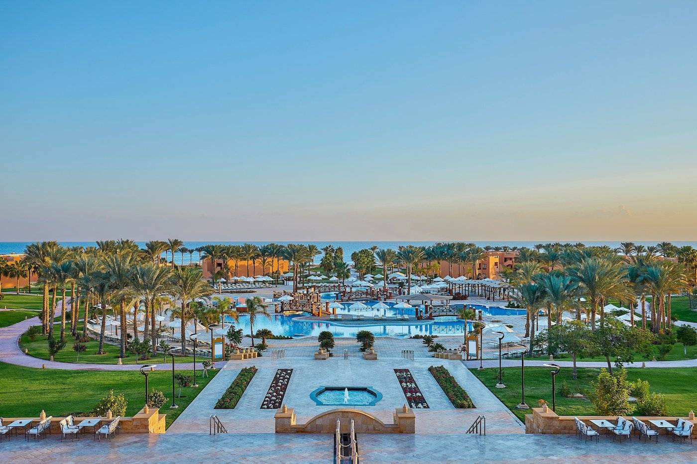 Luftaufnahme des Jaz Grand Marsa Resorts mit Pools, Palmen und Meer im Hintergrund