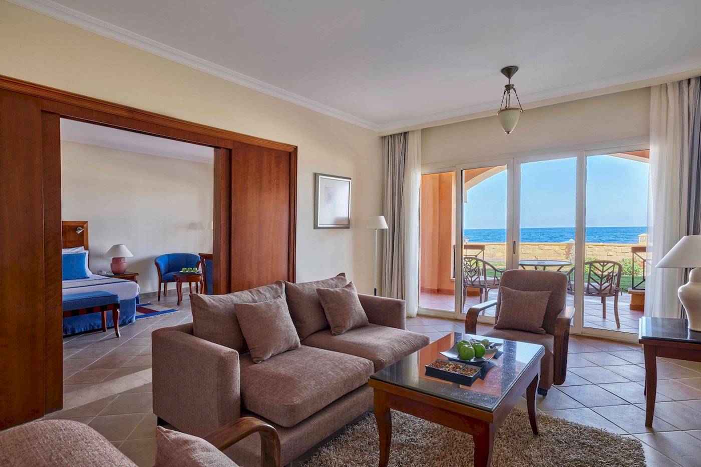 Wohnbereich des Jaz Grand Marsa Hotels mit Sofa und Meerblick.