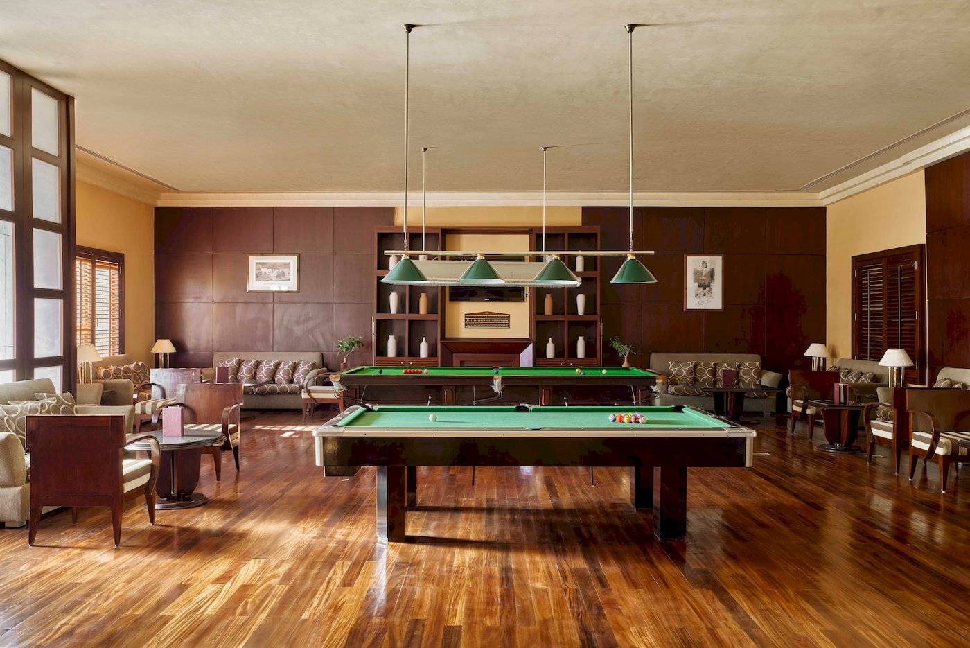Billardhalle im Jaz Grand Marsa Hotel mit grünen Billardtischen und Holzböden.