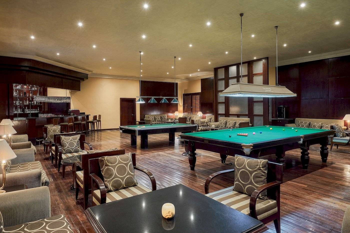 Pool-Lounge im Jaz Grand Marsa Hotel mit Billardtischen, Sofas und Bar.