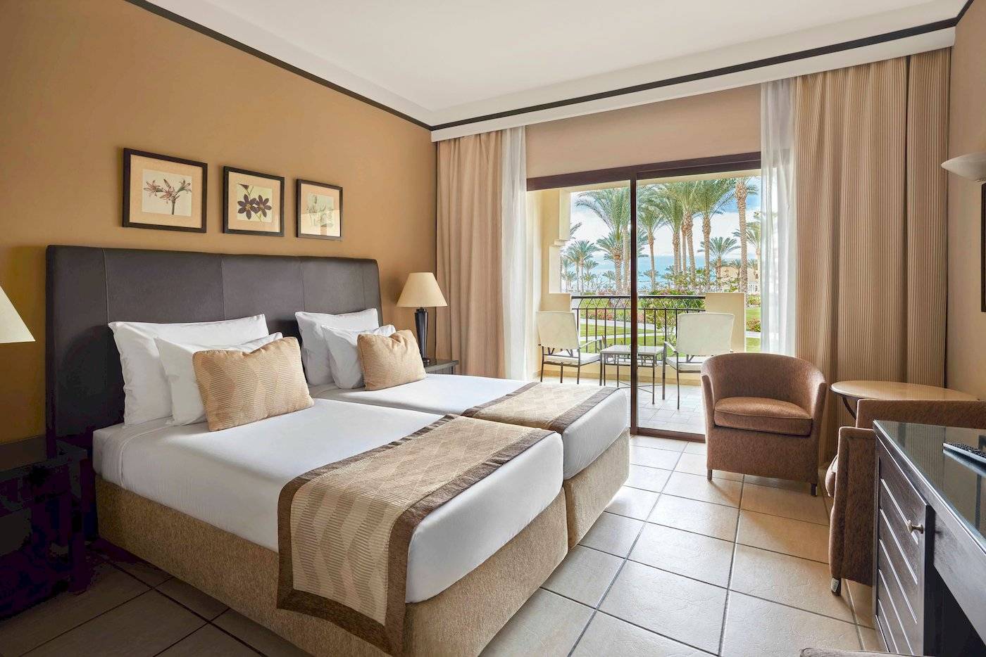 Doppelzimmer mit Balkon im Jaz Lamaya Resort mit Blick auf den Ozean.