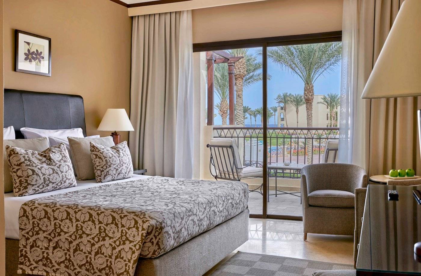 Suite im Jaz Lamaya Resort mit Blick auf den Balkon und Palmen