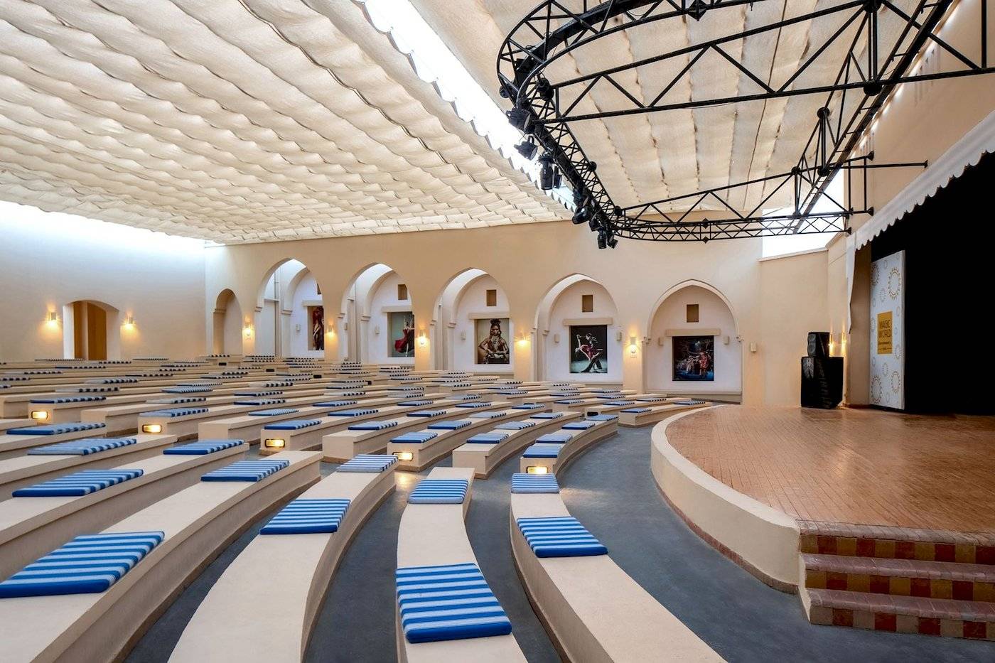 Innenansicht des Auditoriums im Jaz Lamaya Resort mit Sitzreihen und Bühnenbeleuchtung.