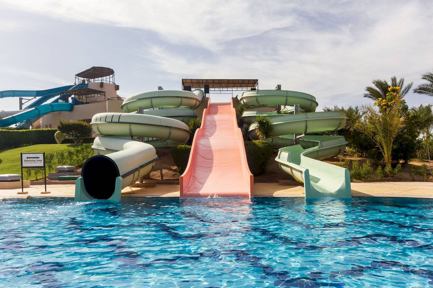 Wasserrutschen im Jaz Lamaya Resort mit blauem und rosa Rutschen im Poolbereich.