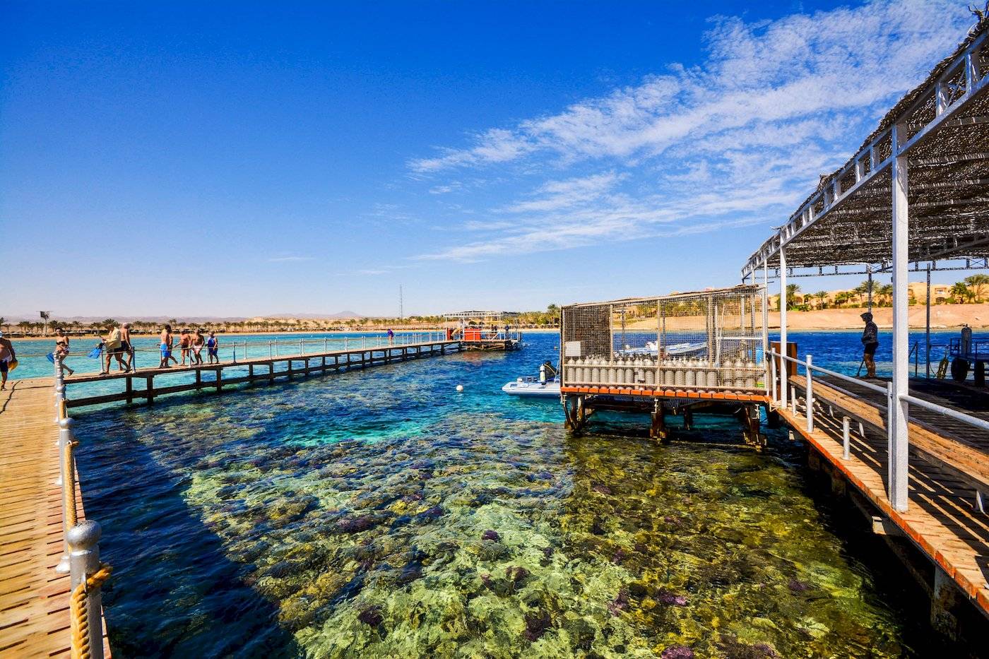 Personen erkunden das Riff am Ponton des Jaz Lamaya Resorts