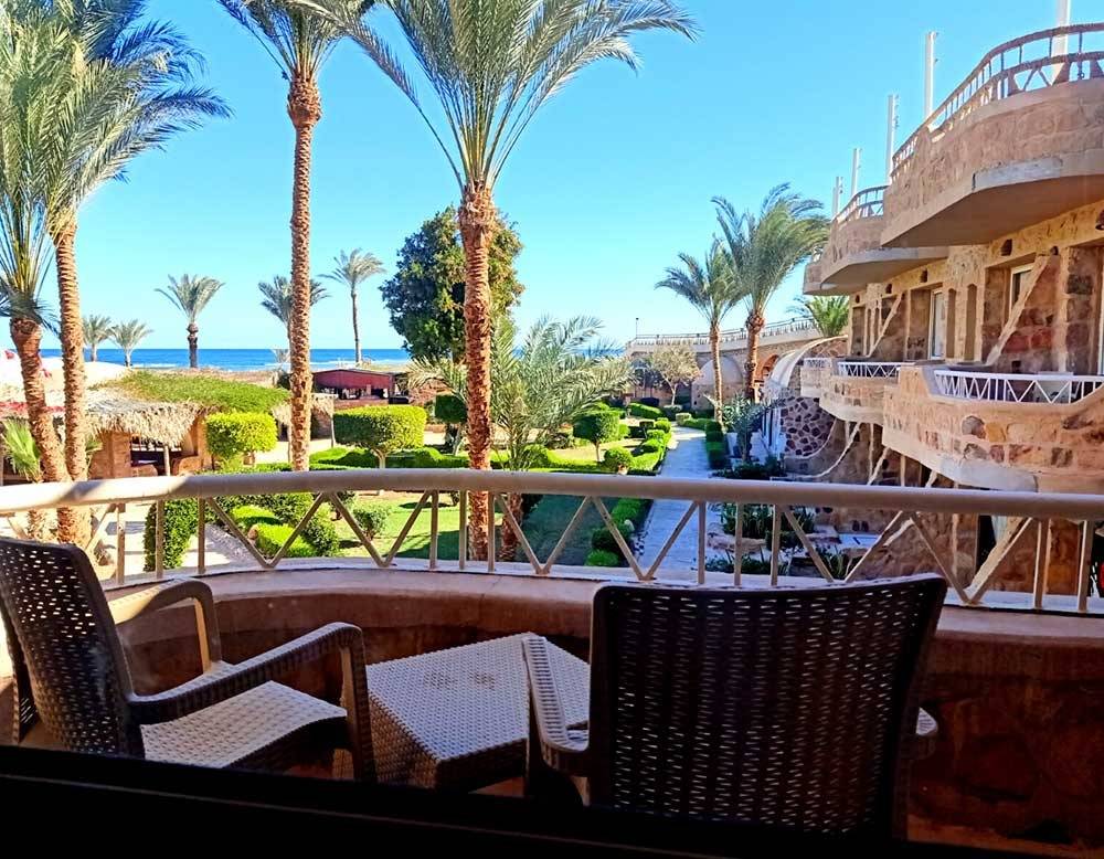 Terrasse des Utopia Beach Clubs mit Blick auf das Meer und Palmen