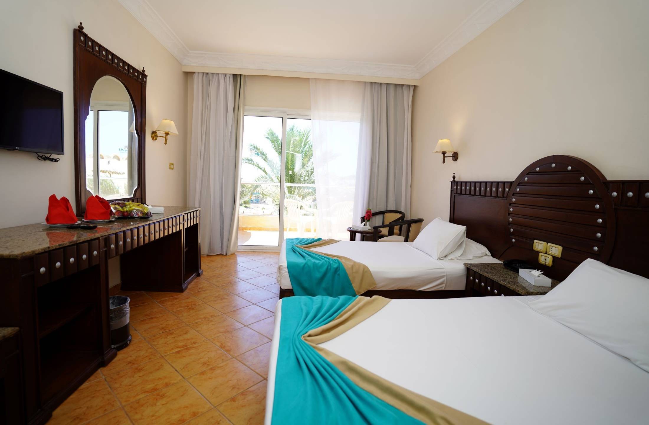 Hotelzimmer mit zwei Betten und Terrasse im Utopia Beach Club