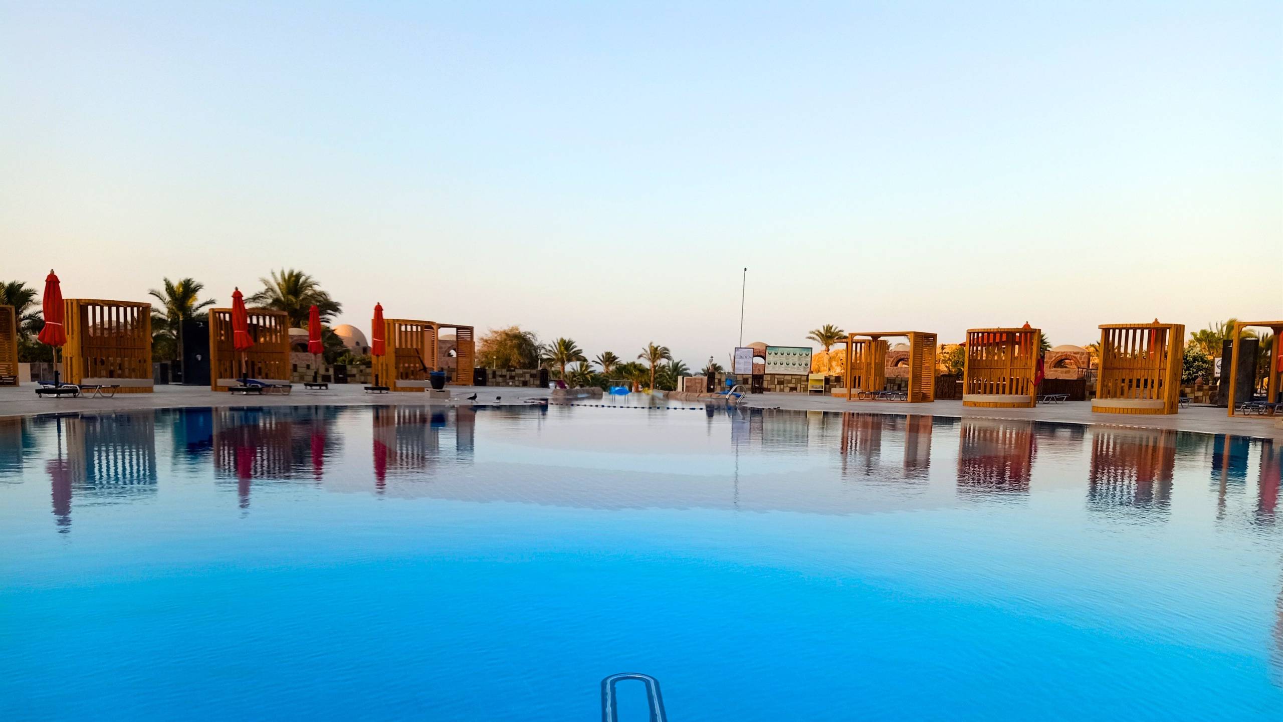Utopia Beach Club Pool-Ansicht mit blauem Wasser und blauem Himmel