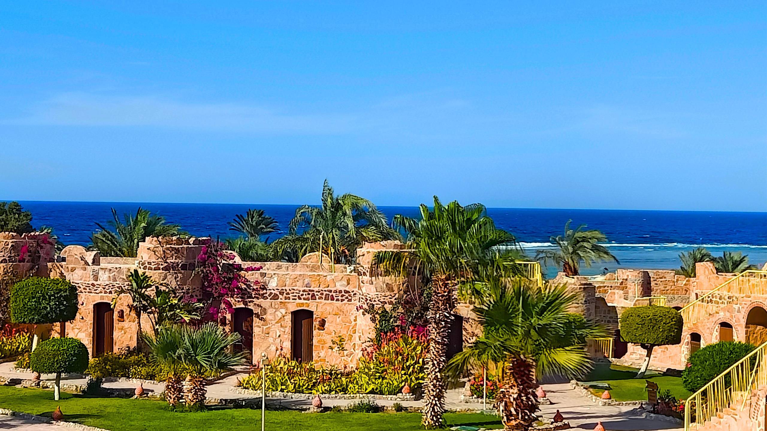 Außenansicht des Utopia Beach Club Hotels mit Blick auf das Meer und die Architektur.