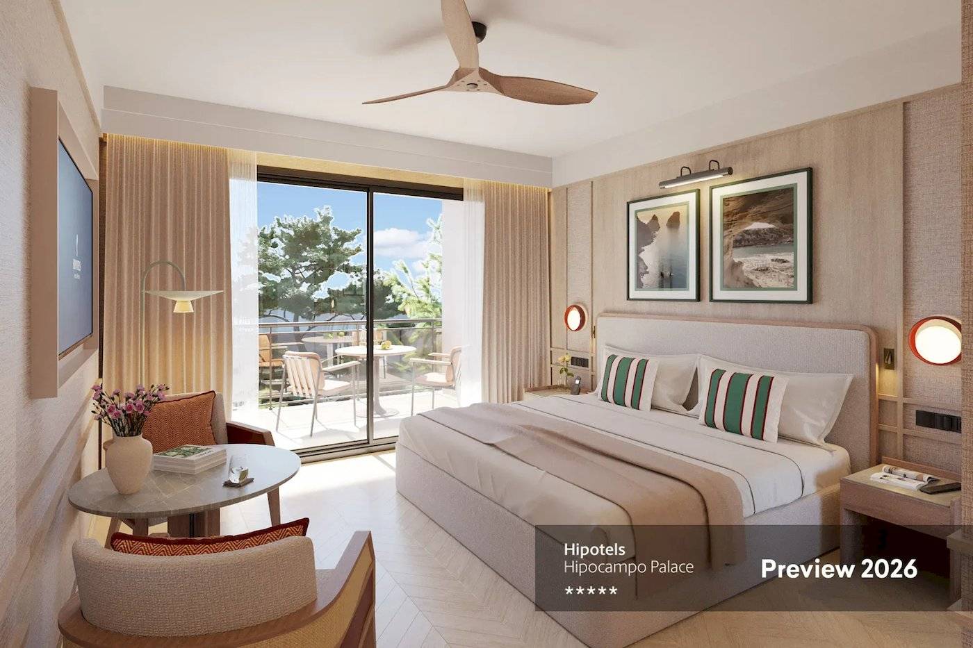 Innenansicht eines Zimmers im Hipotels Hipocampo Palace mit Blick auf eine Terrasse und Außenmöbel.