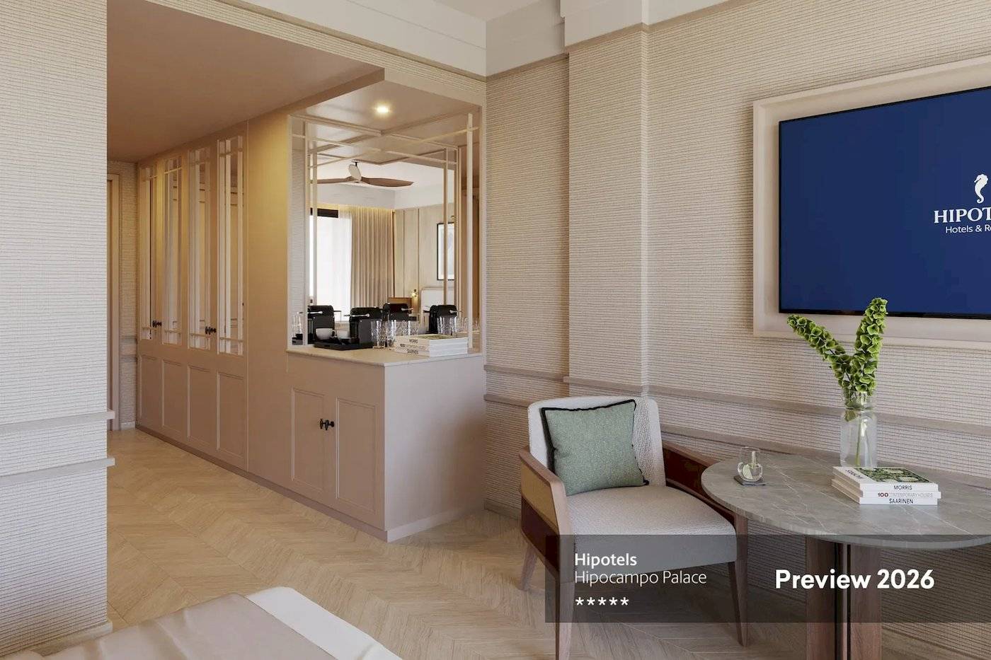 Innenraum des Hipotels Hipocampo Palace mit moderner Einrichtung, Flachbildfernseher und Wohnzimmermöbeln.