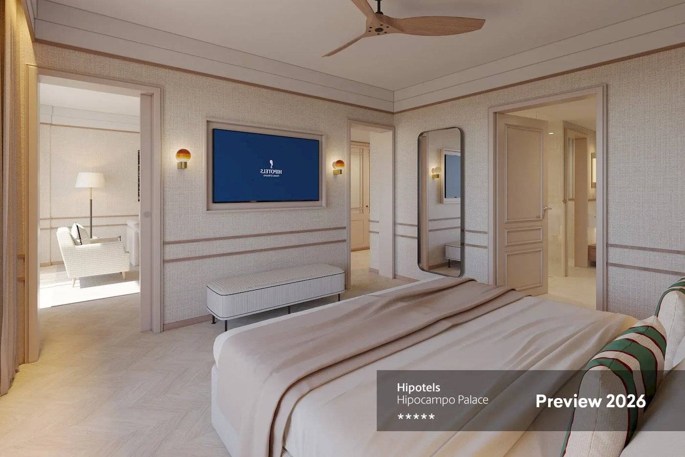 Vorschau 2026 des Hipotels Hippocampo Palace mit geräumigem Schlafzimmer, Fernseher, Spiegel, weißes Bett und Einrichtung.
