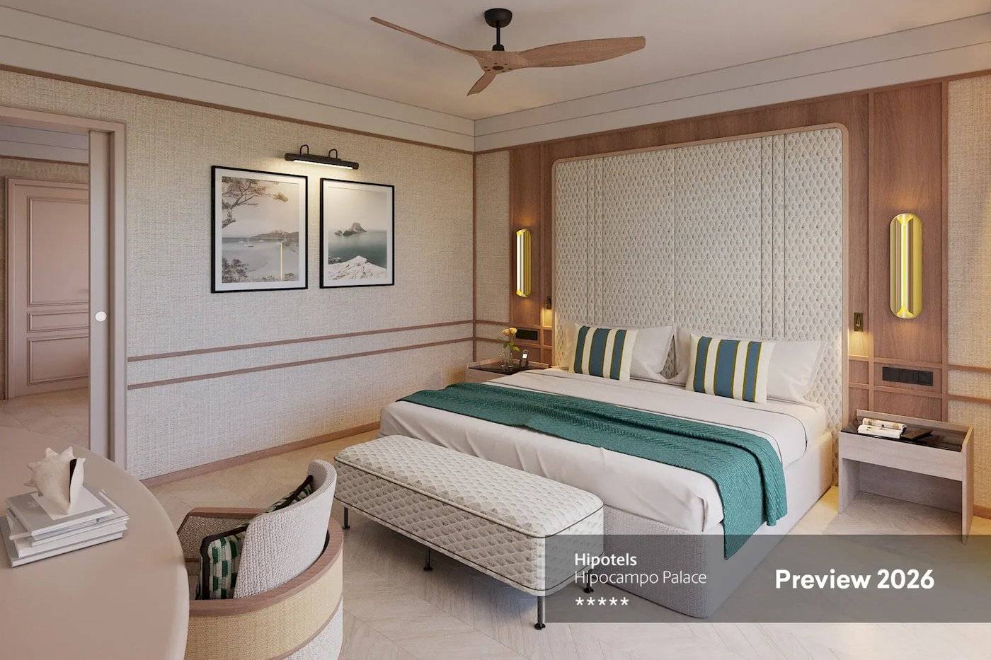 Innenansicht eines modernen Hotelzimmers im Hipotels Hipocampo Palace mit einem großen Bett, einem Nachttisch, einer Lampe und zwei Gemälden an der Wand.