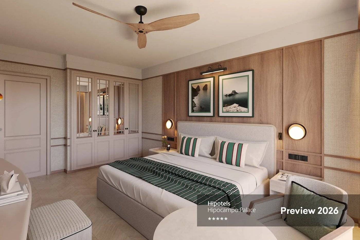 Vorschau 2026 des Hipotels Hipocampo Palace Schlafzimmers mit Bett, Nachttischen, Deckenventilator und dekorativen Bildern.