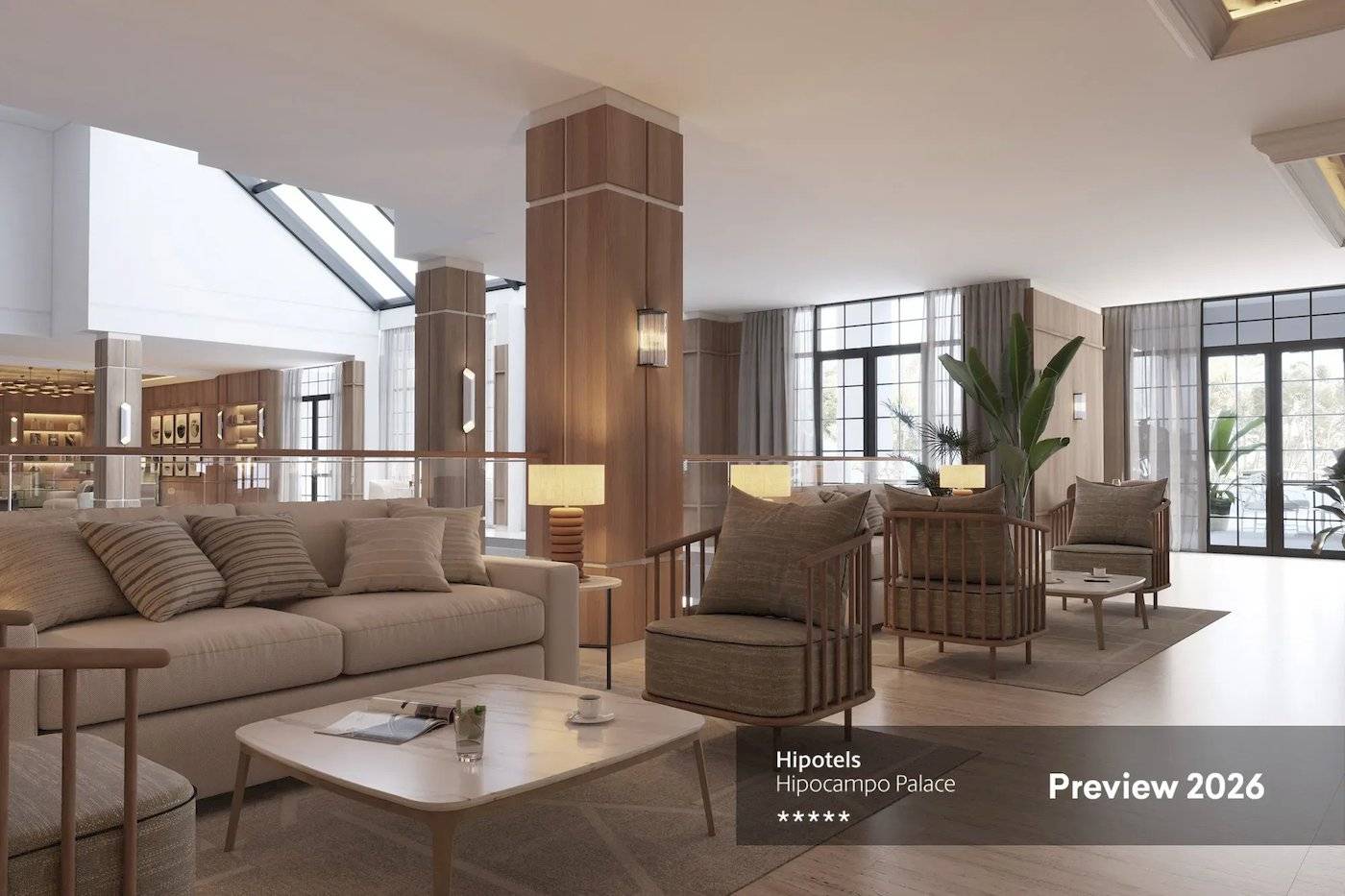 Innenbereich des Hipotels Hipocampo Palace mit Wohnzimmer, Sofas, Tisch, Sesseln und Fenstern.