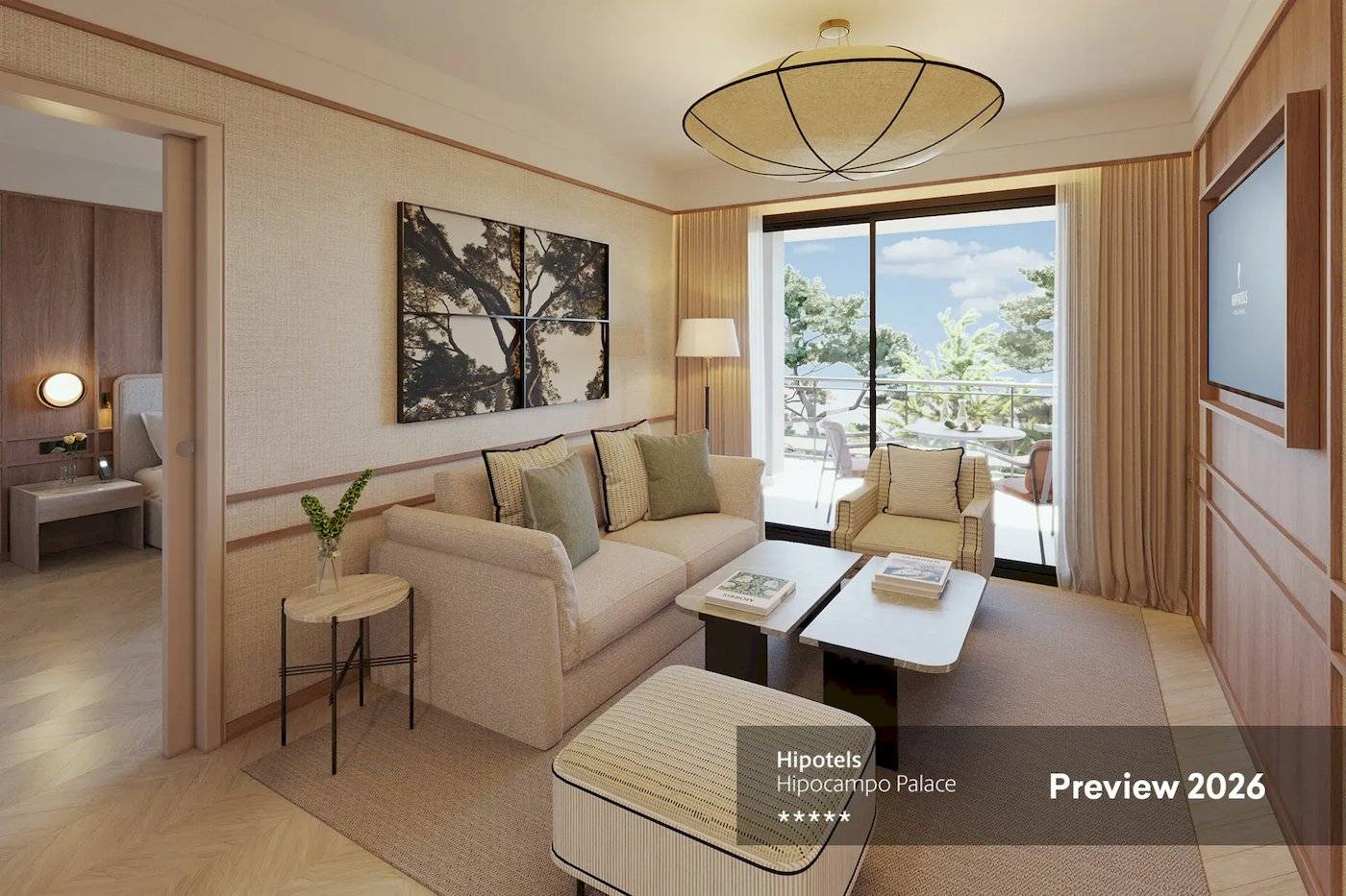 Wohnbereich des Hipotels Hipocampo Palace mit Sofa, Tisch, Lampe und Fernseher.