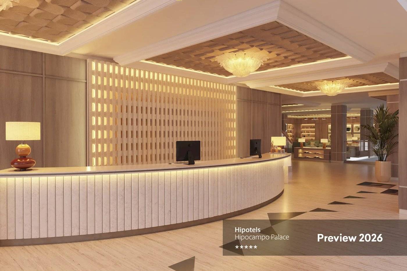 Reception des Hipotels Hipocampo Palace mit Lampen, Computern und einer Pflanze.