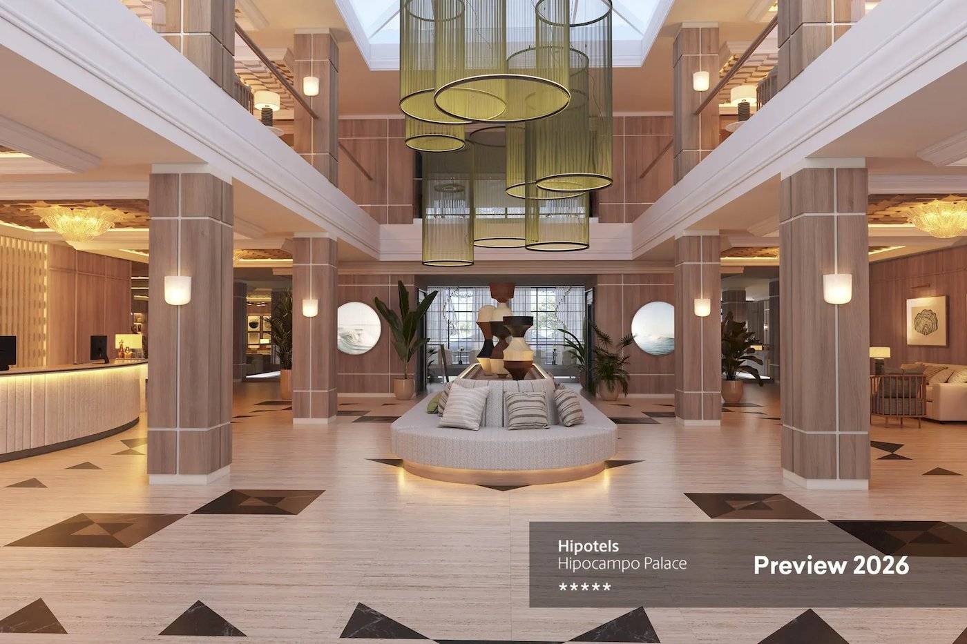 Lobby des Hipotels Hipocampo Palace mit großen gelben Kronleuchtern und moderner Einrichtung.