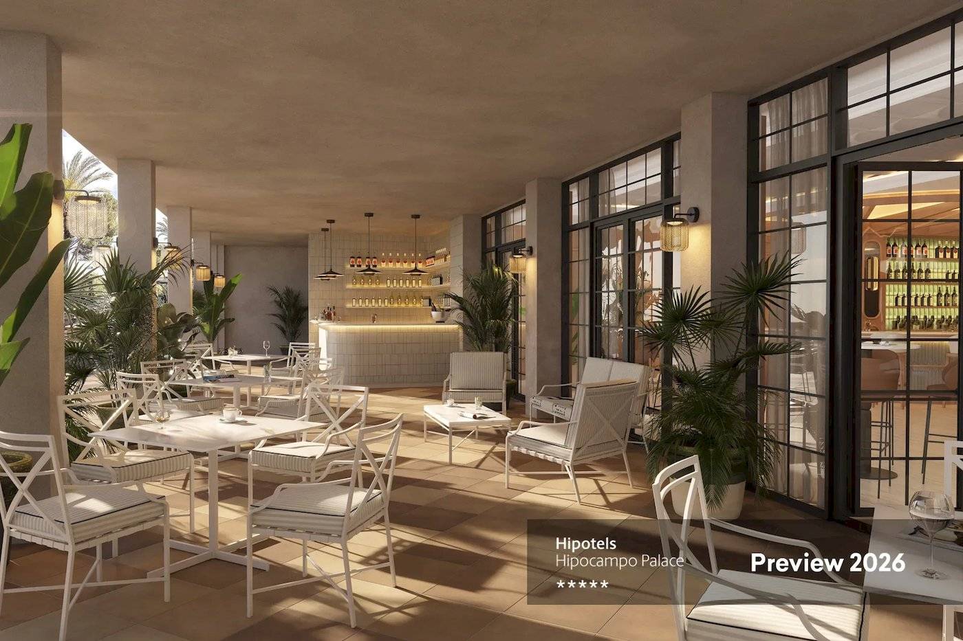 Innenbereich einer Terrasse im Hipotels Hipocampo Palace Hotel mit weißen Möbeln und Pflanzen