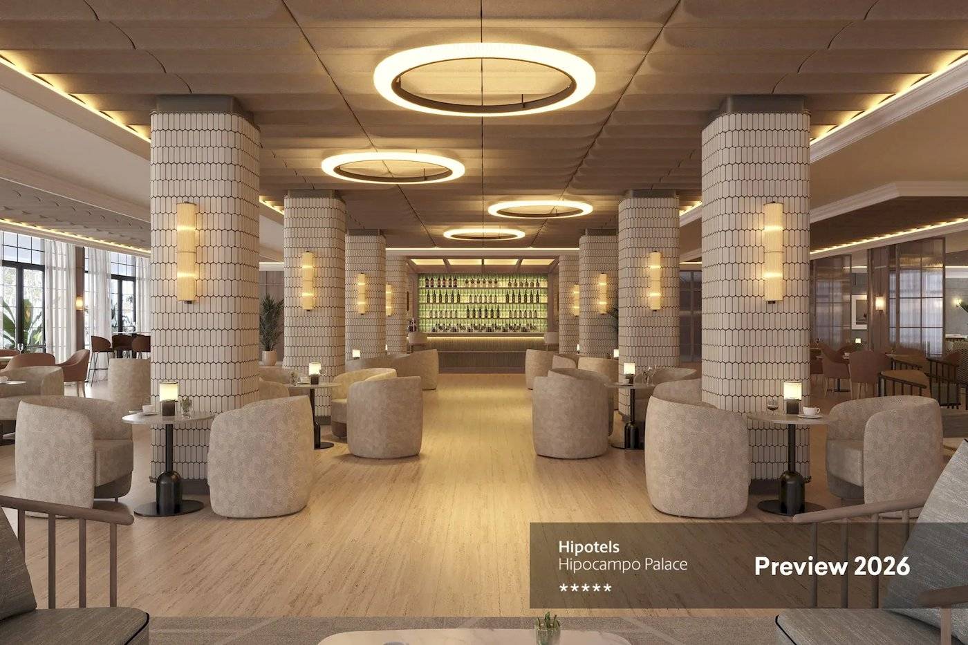 Innenbereich des Hipotels Hipocampo Palace mit runden Leuchten und weichen Stühlen.