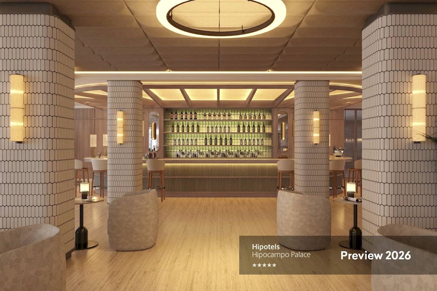 Innenansicht der Bar im Hipotels Hipocampo Palace mit runden Säulen und Holzboden.