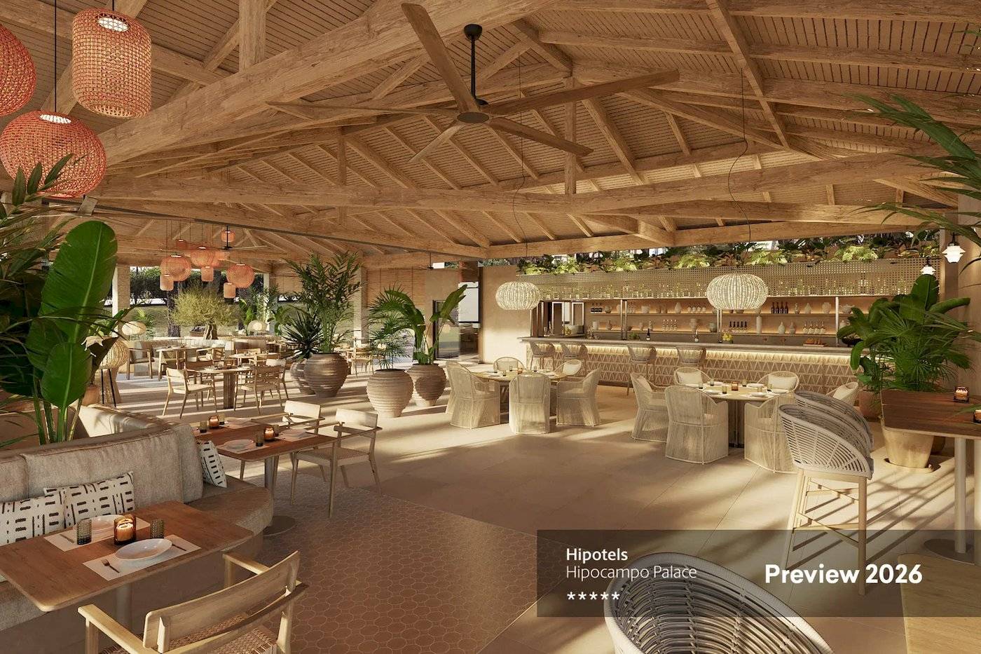 Vorschau 2026 des Innenbereichs des Hipotels Hipocampo Palace mit Holzdecken, Rattanmöbeln und Pflanzen.