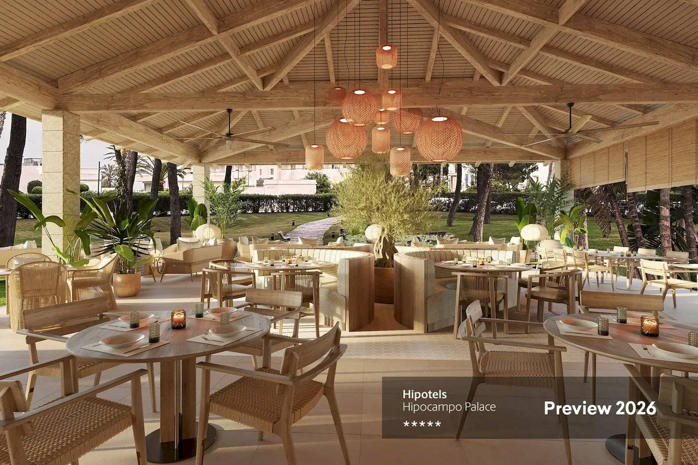 Innenansicht der Terrasse des Hipotels Hipocampo Palace im Jahr 2026 mit Tischen und Stühlen.