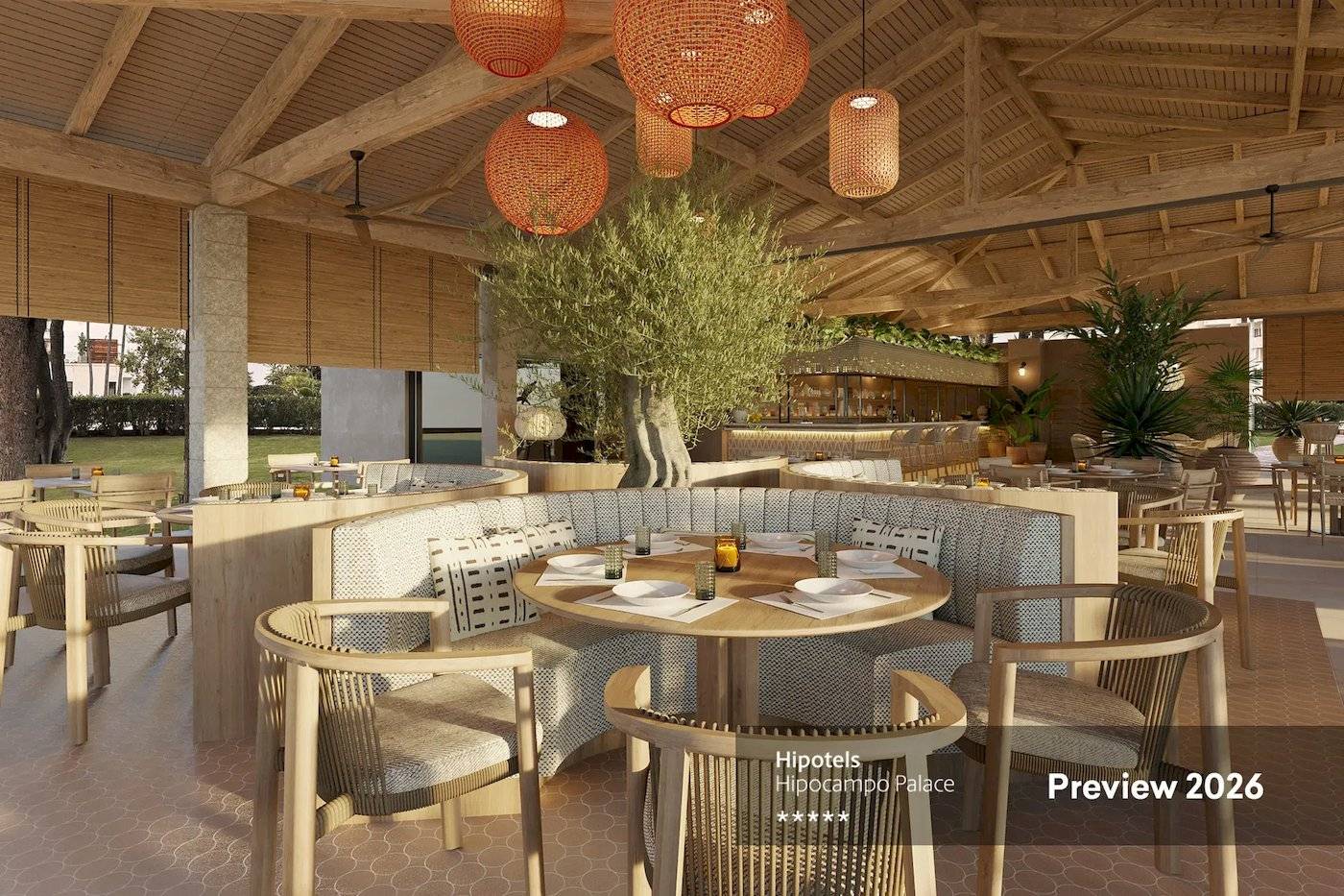 Innenbereich des Hipotels Hippocampo Palace mit Holzmöbeln, Pflanzen und Orangen Lampen.