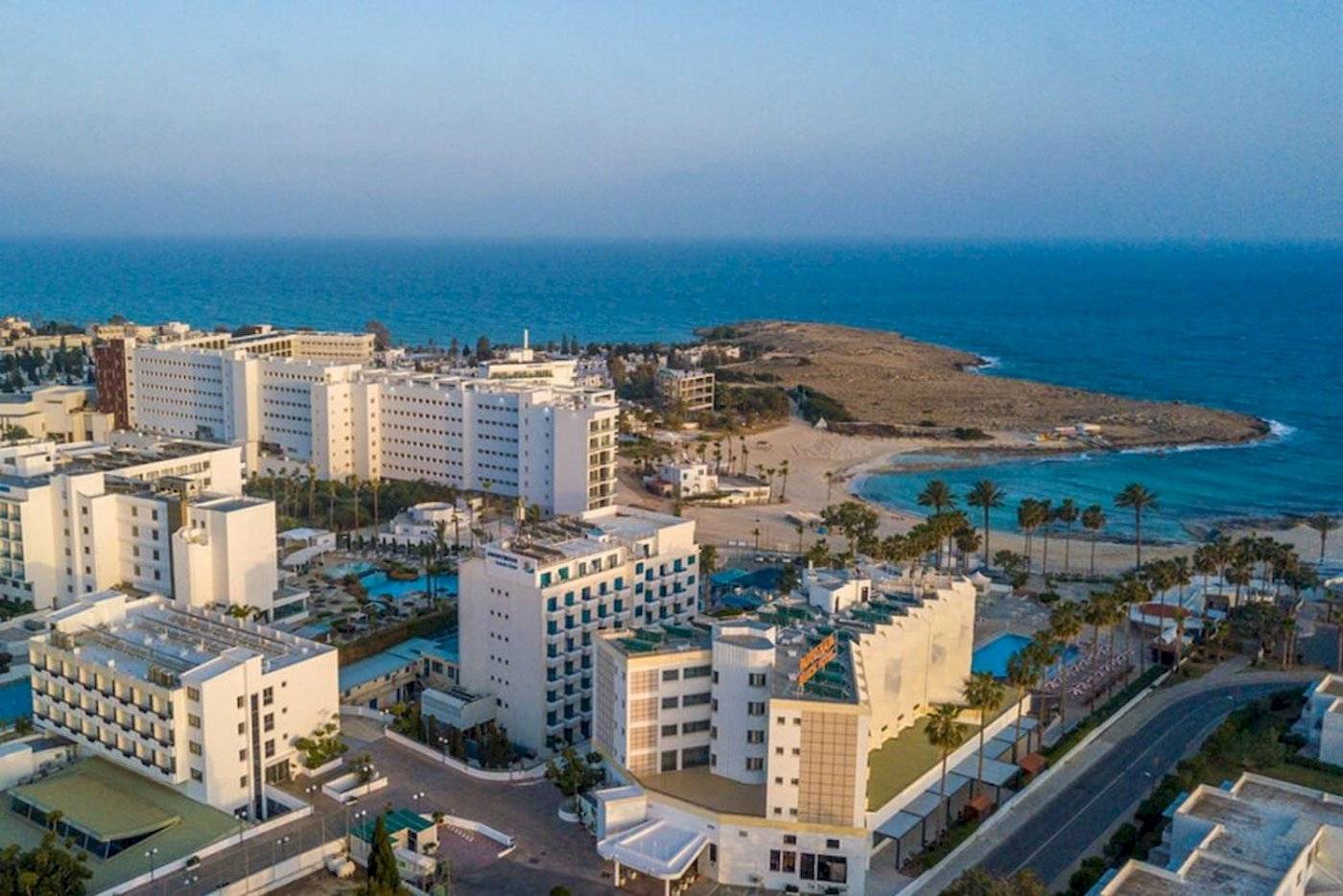 Luftaufnahme des Anonymous Beach Hotels mit Blick auf das Meer und Palmen