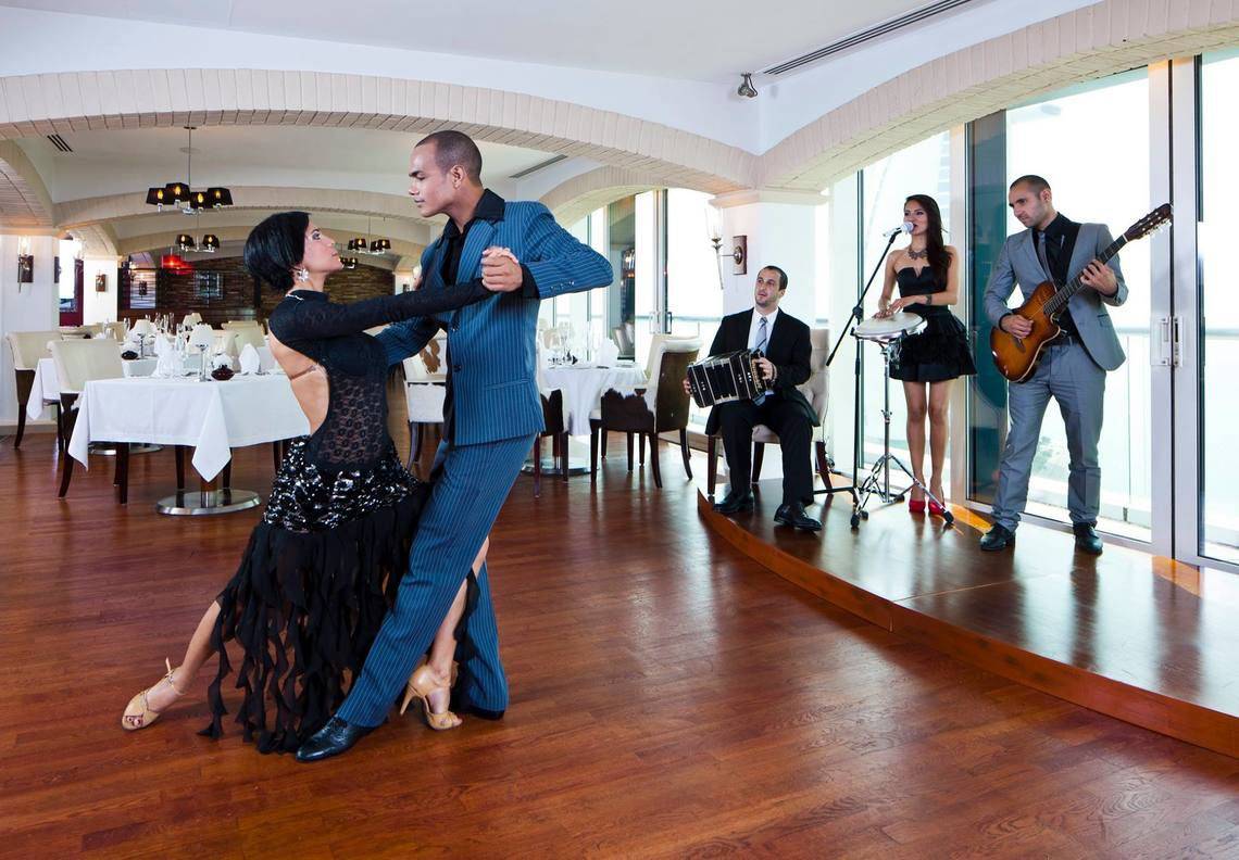 Paar im Jumeirah Beach Hotel beim Tanzen mit Musikern im Hintergrund
