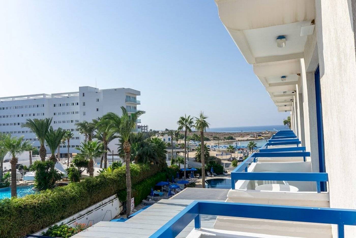 Ausblick vom Balkon des Anonymous Beach Hotels auf den Pool und den Strand.