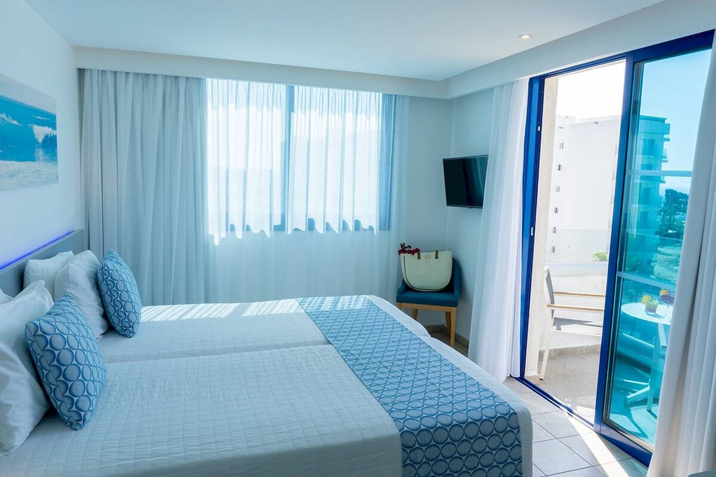 Doppelzimmer mit Balkon im Anonymous Beach Hotel mit Blick auf das Meer.