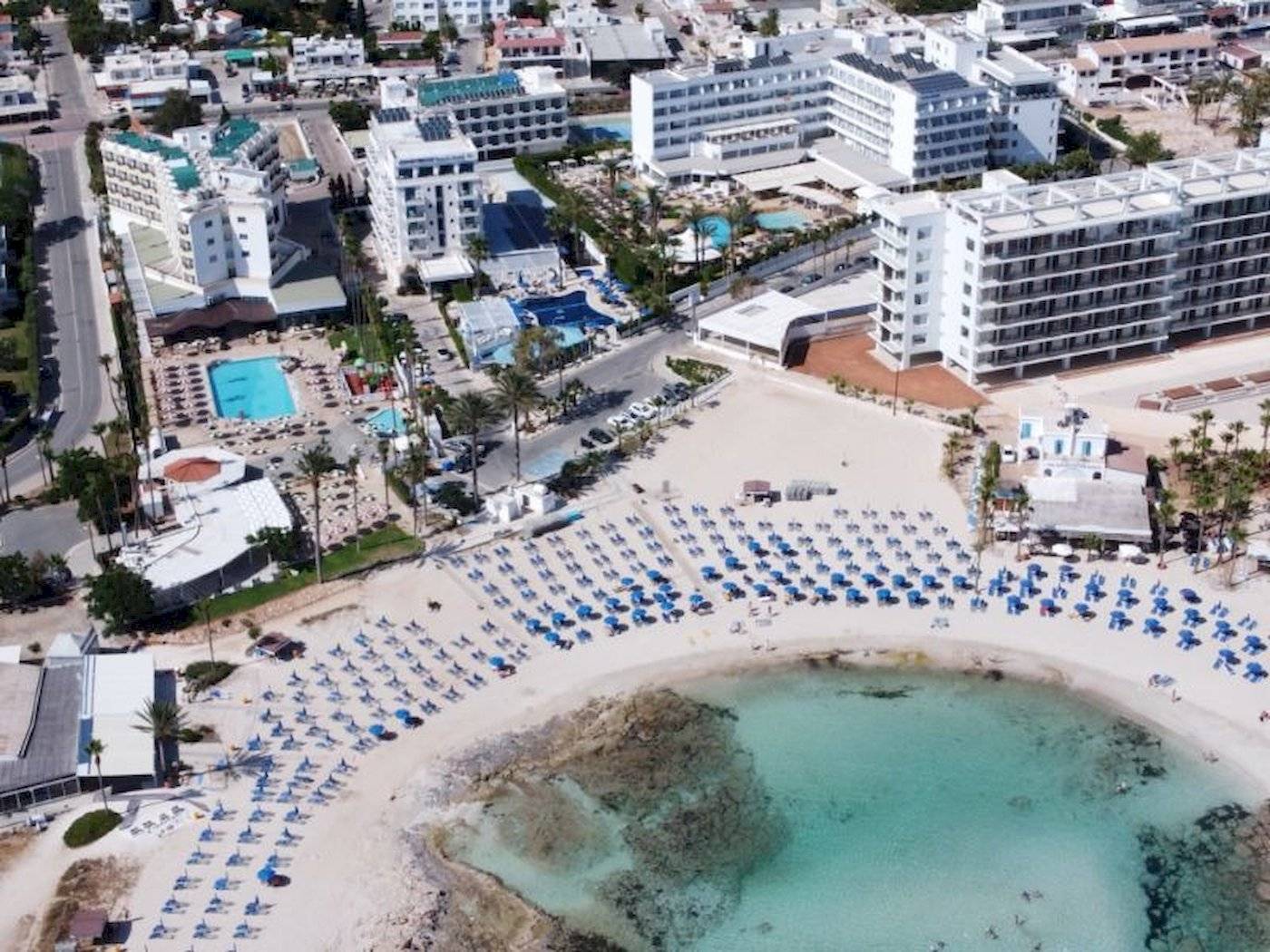 Luftaufnahme des Anonymous Beach Hotels mit Pool und Strand.
