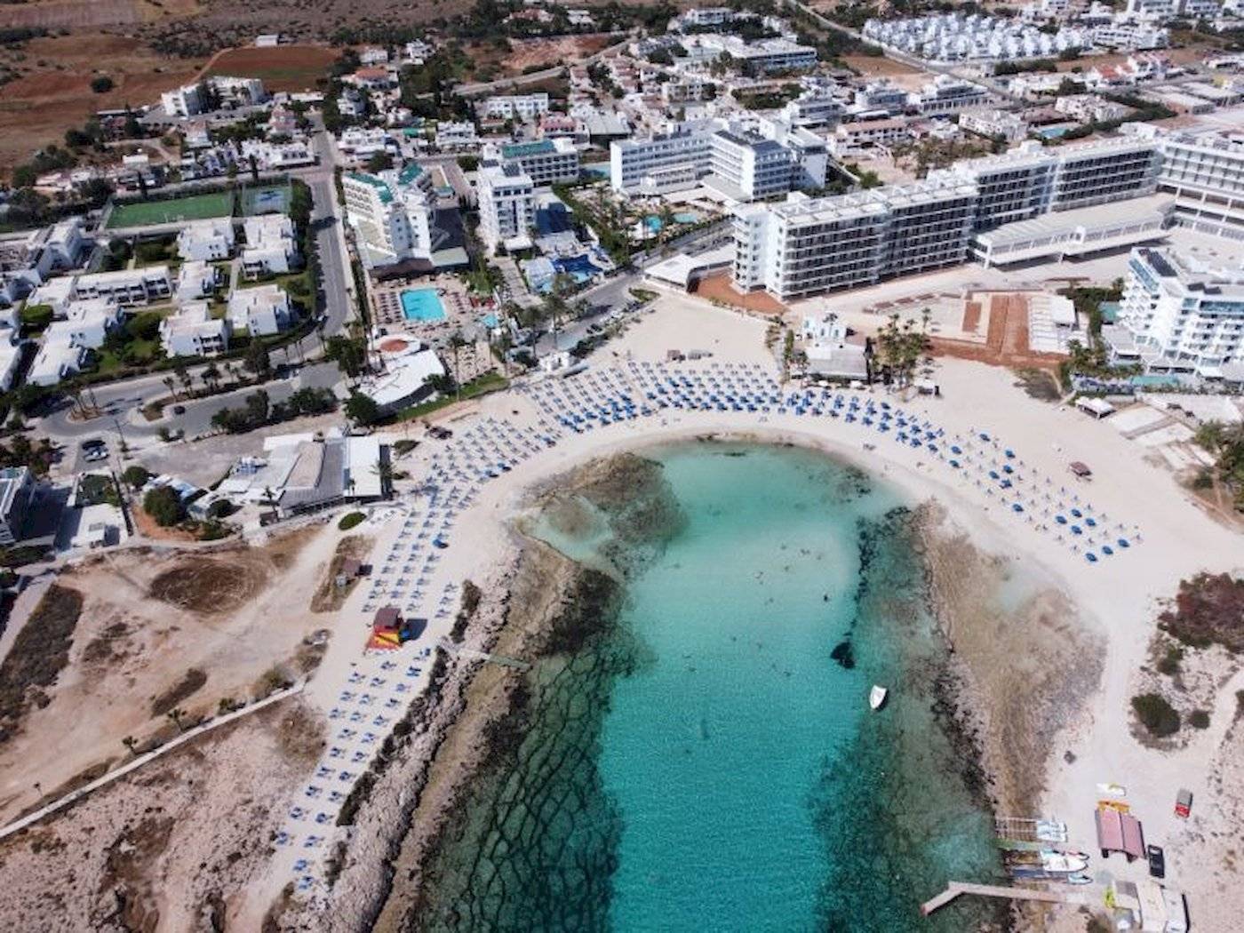 Luftaufnahme des Anonymous Beach Hotels mit Blick auf den Strand und das Meer