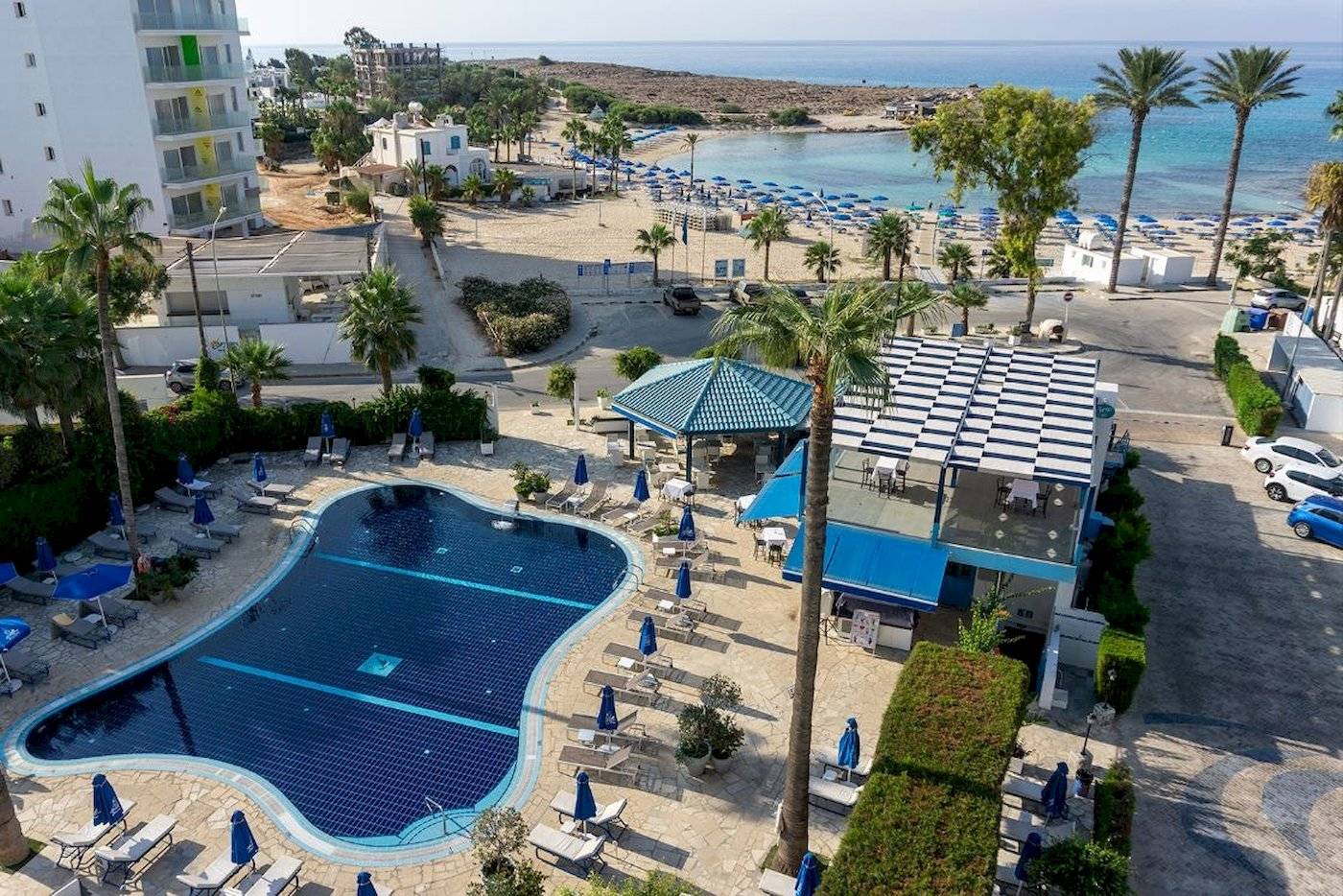 Luftaufnahme des Anonymous Beach Hotels mit Pool, Liegen und Strand