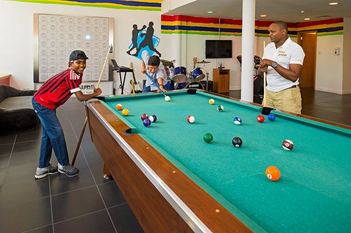 Im Jumeirah Beach Hotel spielen Gäste Billard im lebhaften Gemeinschaftsbereich.
