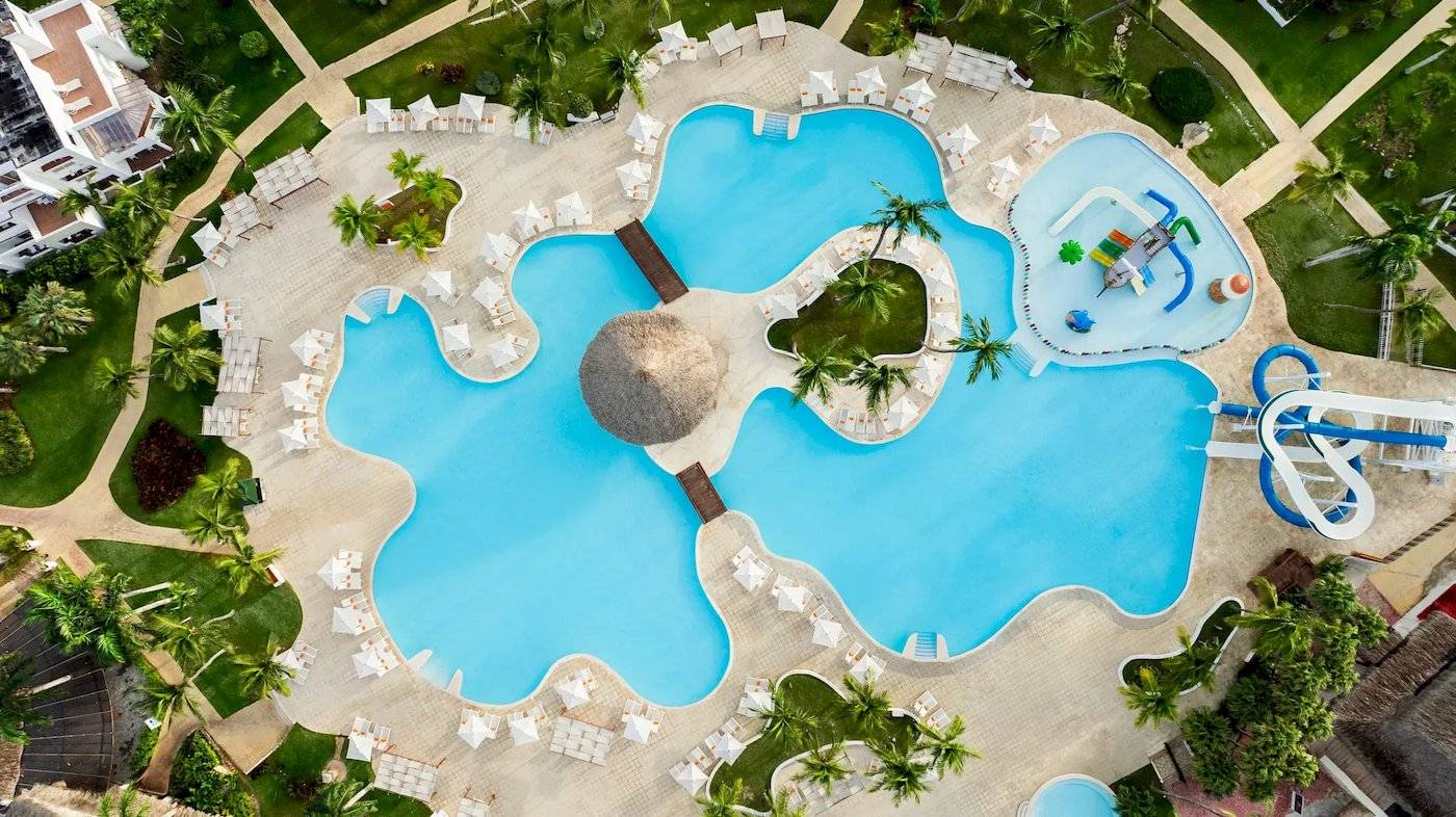 Luftaufnahme des Swimmingpools und der Liegebereiche im Sunscape Dominicus La Romana