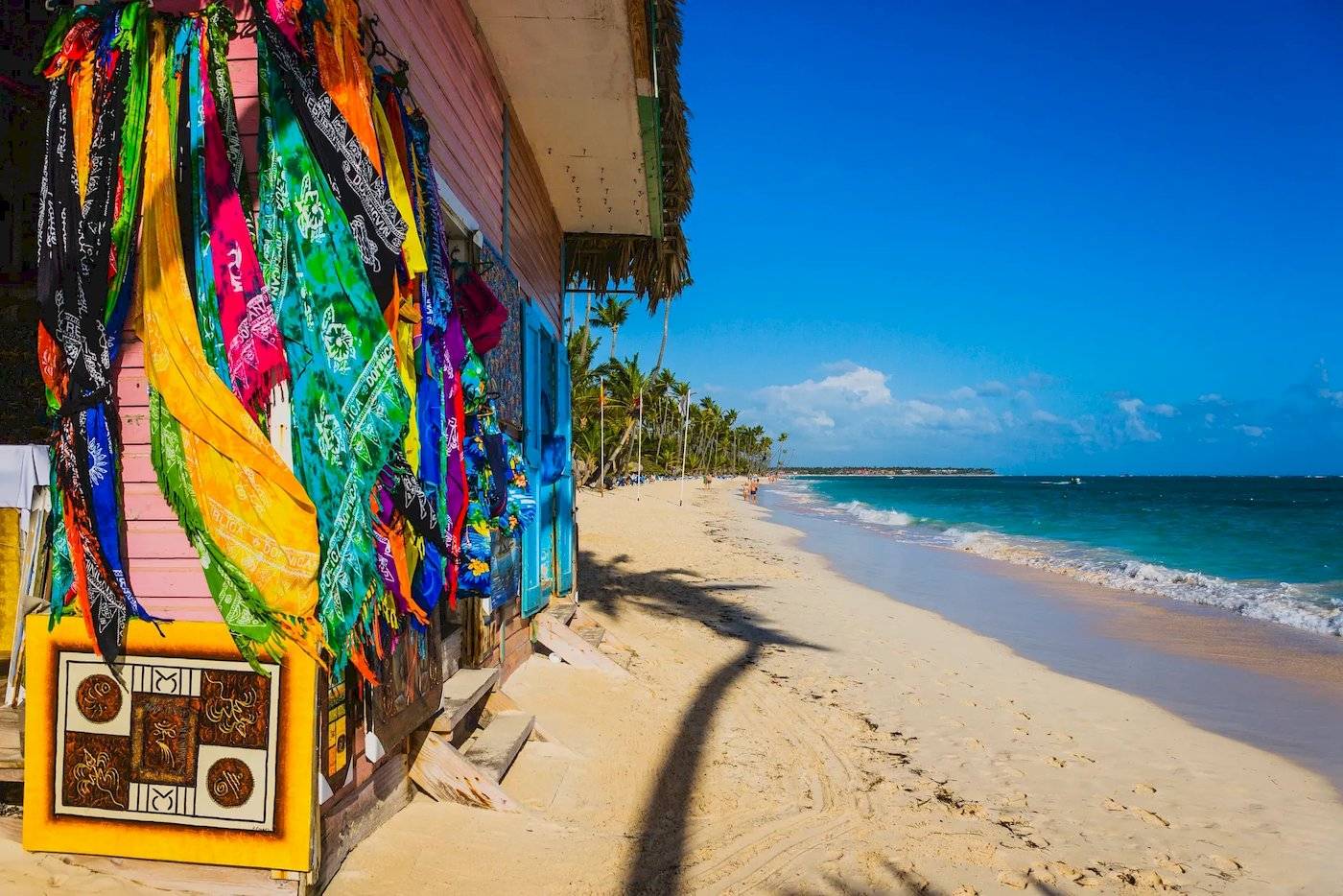 Hotel Sunscape Dominicus in La Romana an der Dominikanischen Republik mit bunten Tüchern und einem Blick auf den Strand.