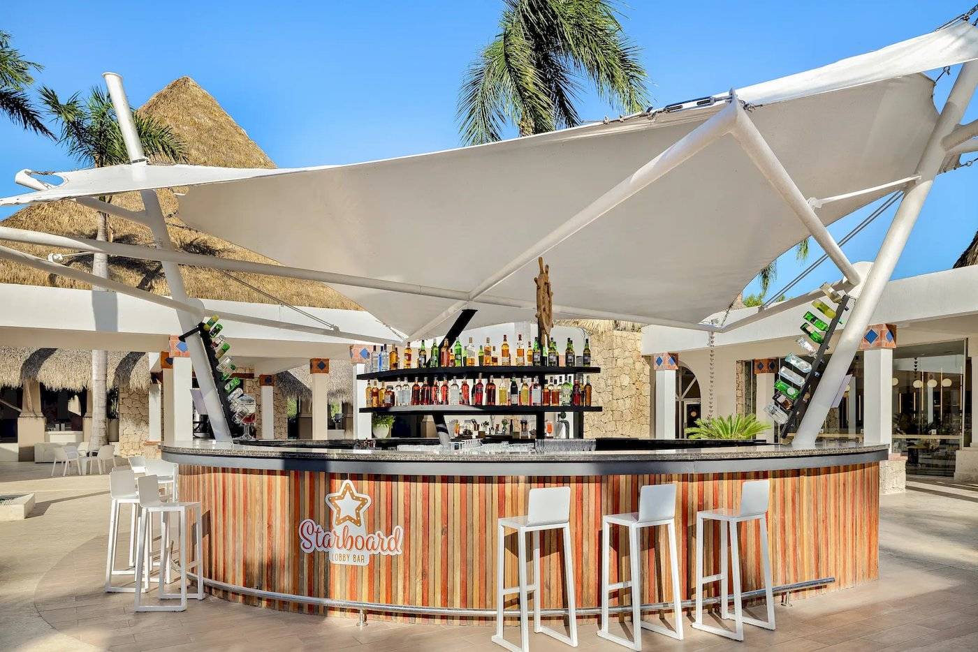 Lobby Bar des Sunscape Dominicus La Romana Hotels unter einem weißen Dach.