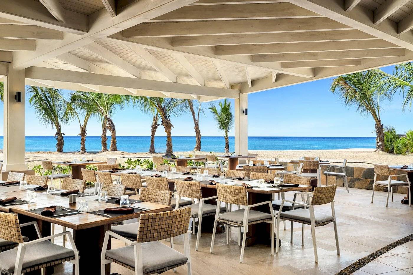 Außenrestaurant des Sunscape Dominicus La Romana mit Blick auf den Strand und das Meer.