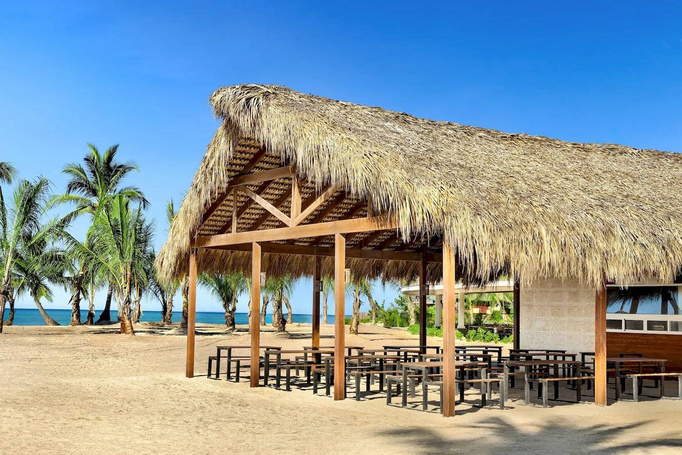 Restaurant mit Strohdach auf dem Strand im Sunscape Dominicus La Romana Hotel