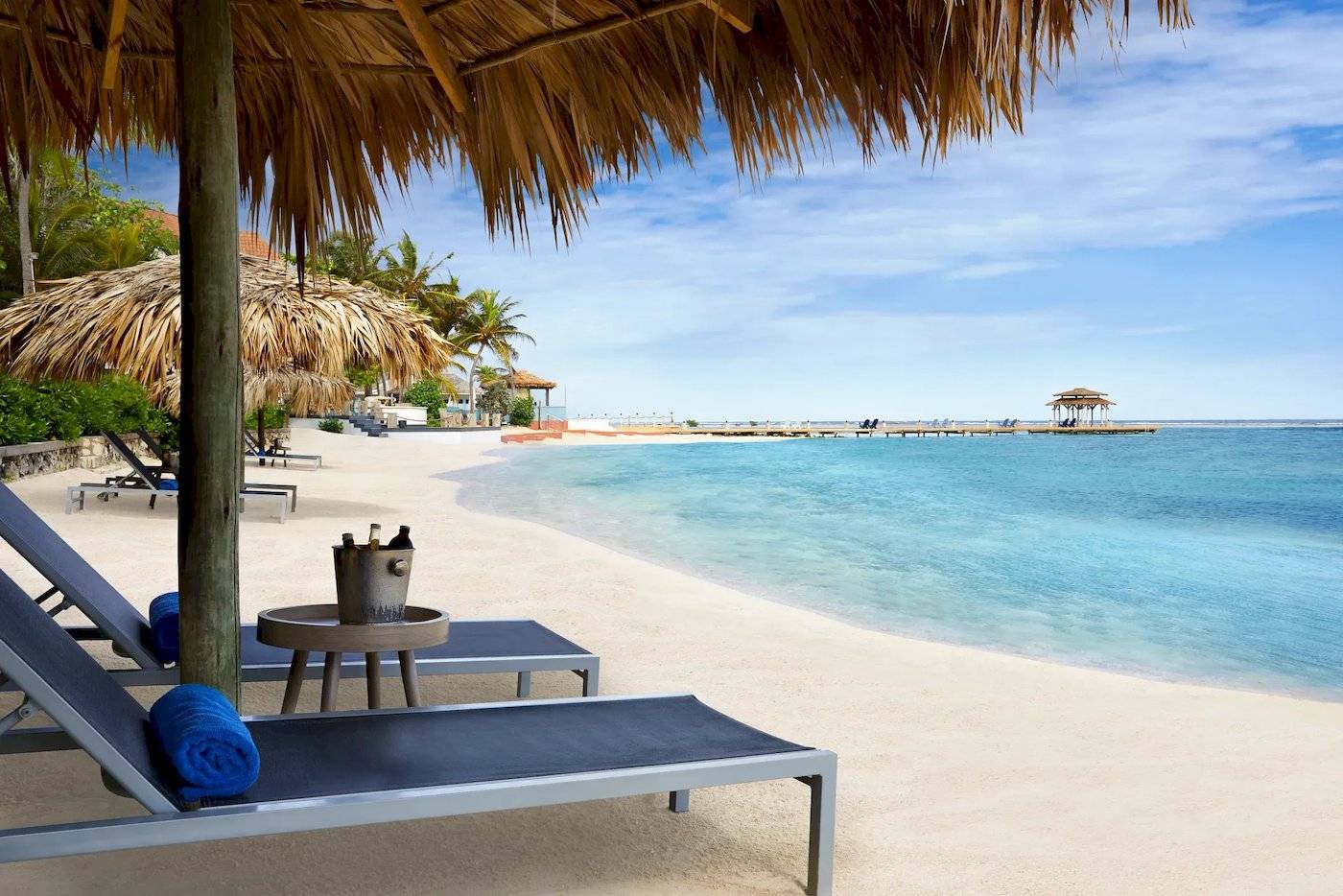 Strand mit Liegestühlen und Palmen am Sunscape Dominicus La Romana Hotel