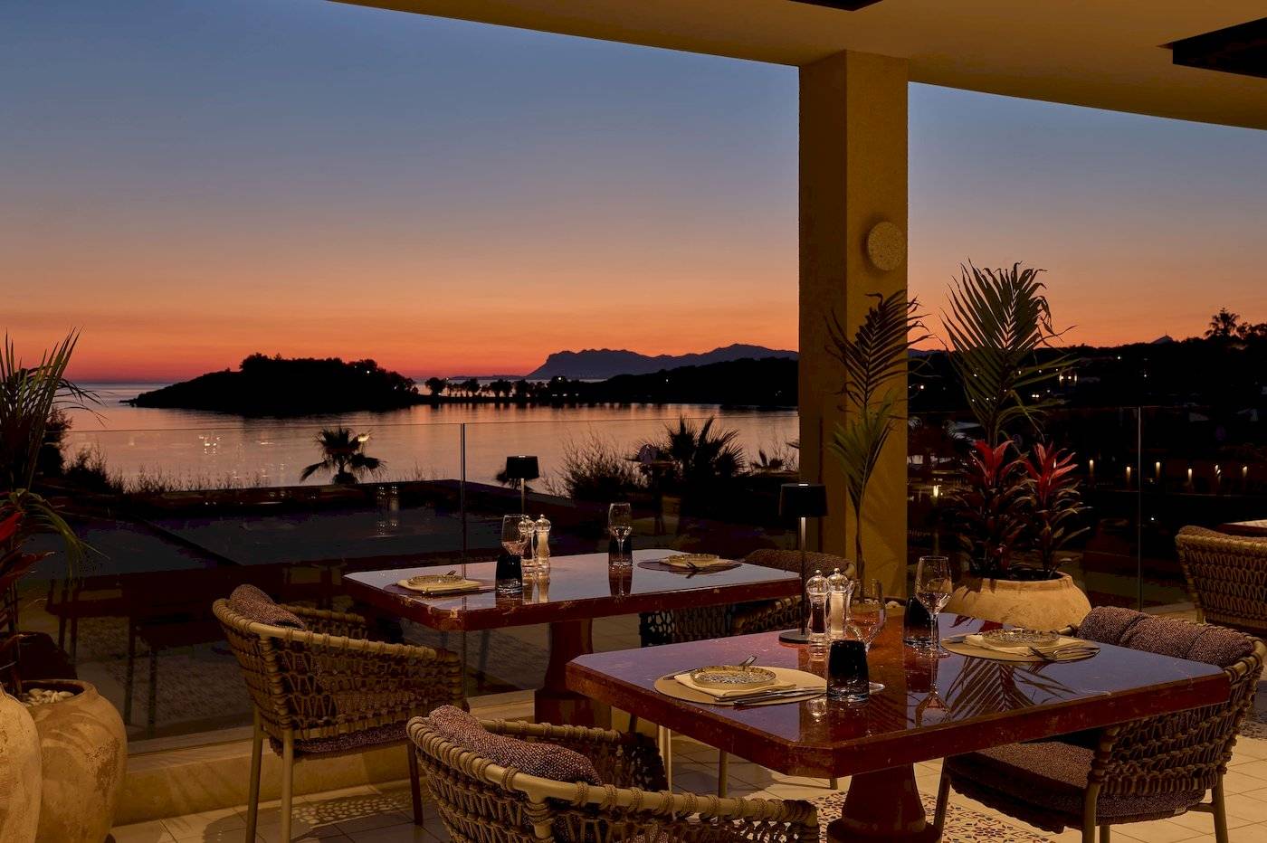 Außentisch im Atlantica Kalliston Resort mit Aussicht auf den Sonnenuntergang
