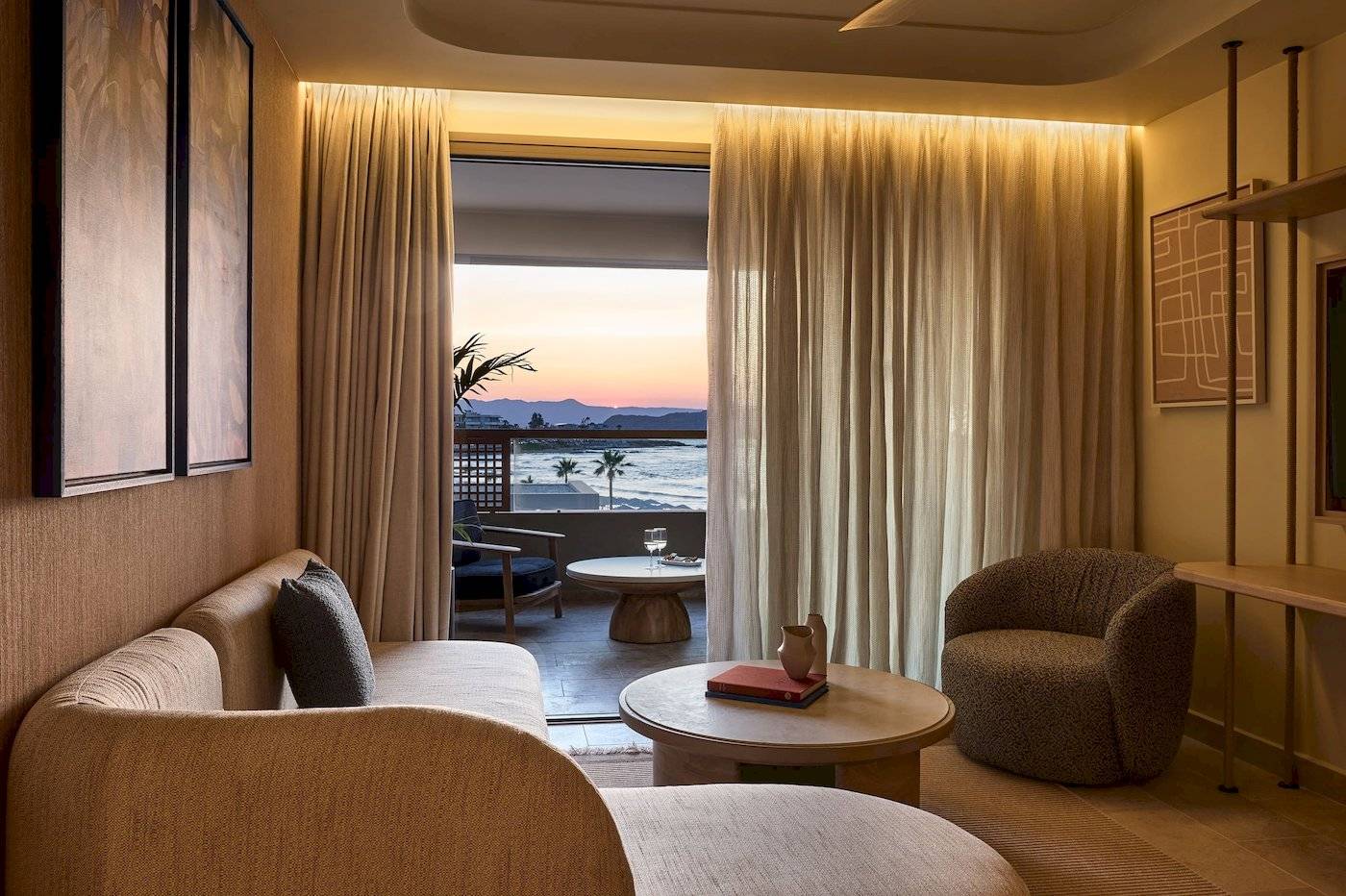 Blick auf das Meer von einem Zimmer im Atlantica Kalliston Resort.