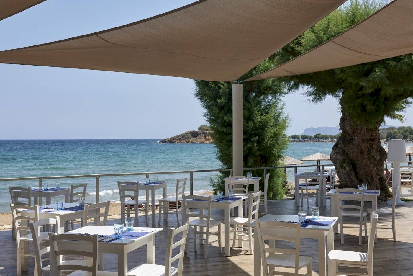 Strandrestaurant im Atlantica Kalliston Resort mit Blick auf das Meer