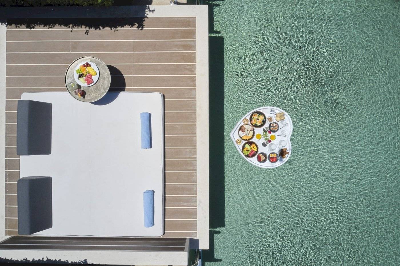 Uebersicht eines Pooltisches mit Fruehstuecksbuffet im Atlantica Kalliston Resort