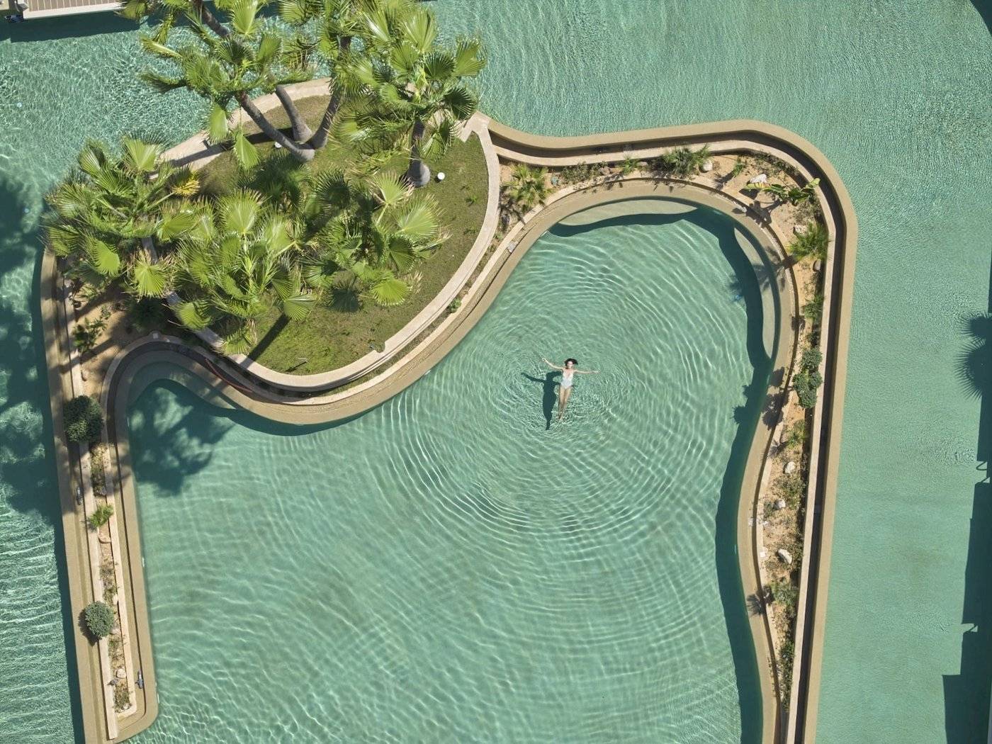 Person schwimmt im Infinity-Pool des Atlantica Kalliston Resorts